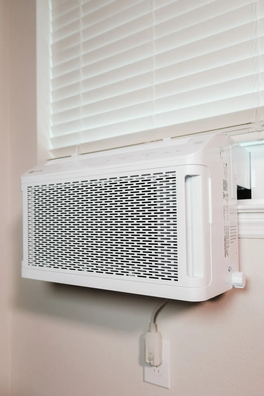 Air conditioner on a wall: cooling the bedroom versus cooling the bed